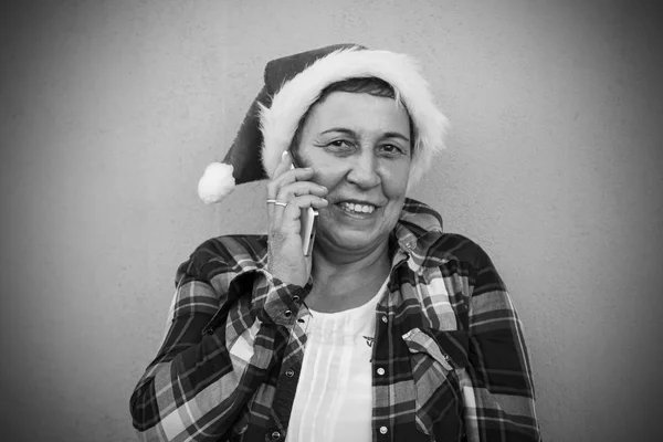 Seniorin Mit Weihnachtsmütze Und Handy — Stockfoto
