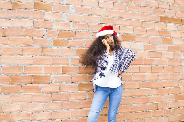Chica Con Sombrero Navidad Hablando Por Teléfono —  Fotos de Stock