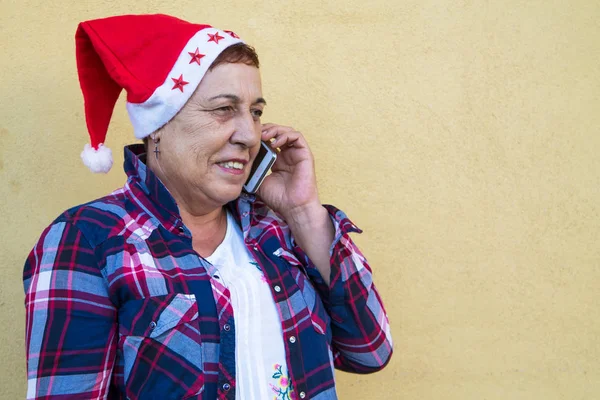 Seniorin Mit Weihnachtsmütze Spricht Mit Handy — Stockfoto