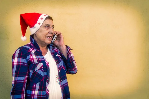 Seniorin Mit Weihnachtsmütze Spricht Mit Handy — Stockfoto