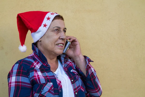 Seniorin Mit Weihnachtsmütze Spricht Mit Handy — Stockfoto