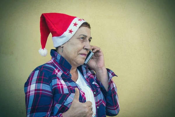 Старша Жінка Капелюхом Санти Розмовляє Мобільним Телефоном Піднятим Великим Пальцем — стокове фото