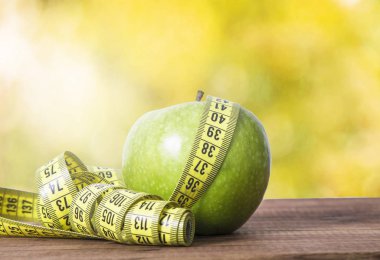 Apple mezura ve doğal arka plan, sağlıklı beslenme kavramı ile