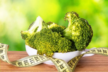 pişmiş yeşil brokoli ve metrik bant, diyet ve sağlık kavramı