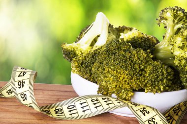 Pişmiş brokoli ve şerit metre. diyet ve zayıflama kavramı