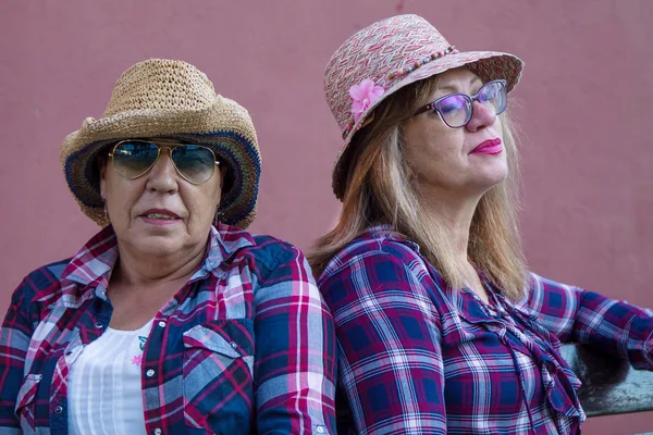 Portrait Senior Women Hat Sunglasses Park Bench — Stock Photo, Image