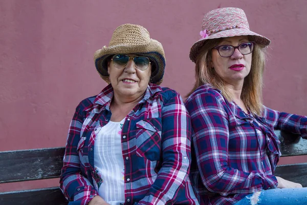 Portrait Senior Women Hat Sunglasses Park Bench — Stock Photo, Image