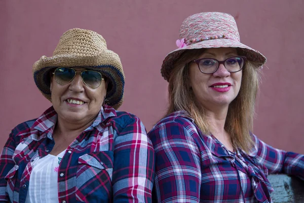 Retrato Mujeres Mayores Con Sombrero Gafas Sol Banco Del Parque — Foto de Stock