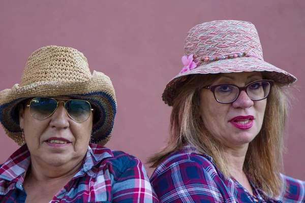 Portrait Senior Women Hat Sunglasses Park Bench — Stock Photo, Image