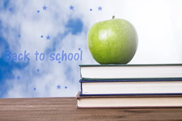 Konzept Der Rückkehr Zur Schule Mit Apfel Und Büchern Auf — Stockfoto