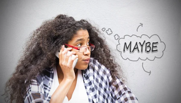 Афроамериканець Жінка Розмовляє Мобільним Телефоном Сумніваючись — стокове фото