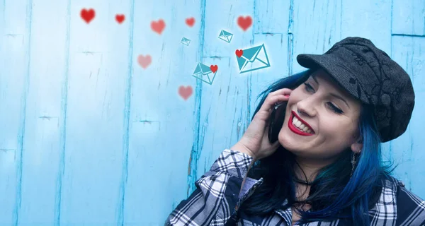 Mulher Enviando Mensagens Amor Com Telefone Celular — Fotografia de Stock