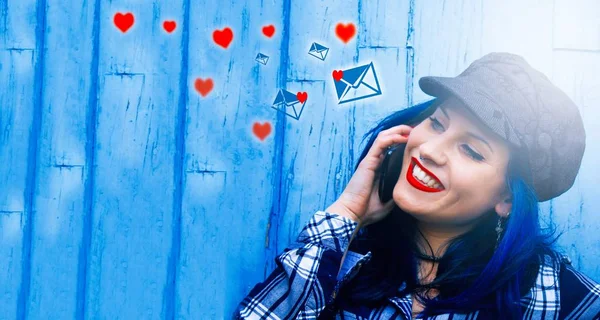 Femme Envoyer Des Messages Amour Avec Téléphone Mobile — Photo