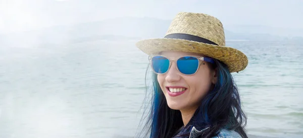 Молодая Женщина Шляпе Солнцезащитных Очках Морем Заднем Плане Концепция Путешествия — стоковое фото