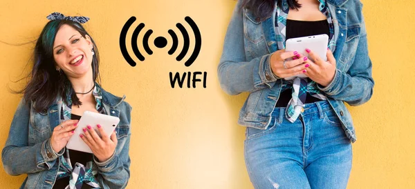 Hippi Kız Kablosuz Internet Tableti Kullanıyor — Stok fotoğraf