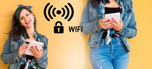 Hippi Kız Kablosuz Internet Tableti Kullanıyor — Stok fotoğraf