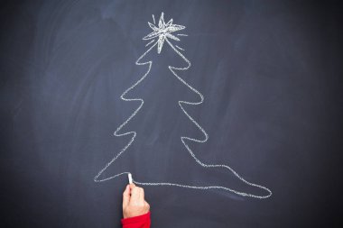 El çizimi Noel Ağacı Tebeşir Tahtası Spiral şeklinde. Yeni yıl tebrik kartı afiş şablonu.