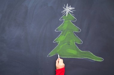 El çizimi Noel Ağacı Tebeşir Tahtası Spiral şeklinde. Yeni yıl tebrik kartı afiş şablonu.