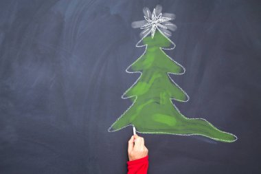 El çizimi Noel Ağacı Tebeşir Tahtası Spiral şeklinde. Yeni yıl tebrik kartı afiş şablonu.