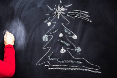 El çizimi Noel Ağacı Tebeşir Tahtası Spiral şeklinde. Yeni yıl tebrik kartı afiş şablonu.