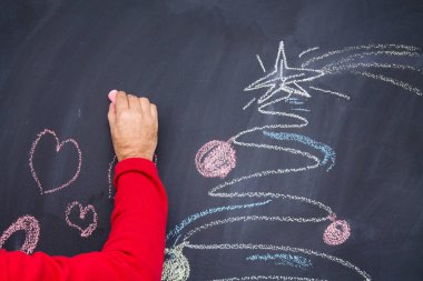 El çizimi Noel Ağacı Tebeşir Tahtası Spiral şeklinde. Yeni yıl tebrik kartı afiş şablonu.