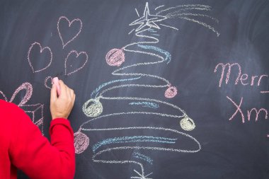 El çizimi Noel Ağacı Tebeşir Tahtası Spiral şeklinde. Yeni yıl tebrik kartı afiş şablonu.