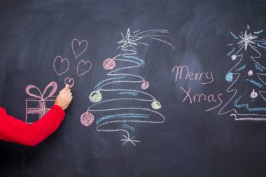 El çizimi Noel Ağacı Tebeşir Tahtası Spiral şeklinde. Yeni yıl tebrik kartı afiş şablonu.