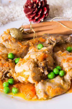 Noel yemeği, havuç ve bezelyeli haşlanmış tavşan.