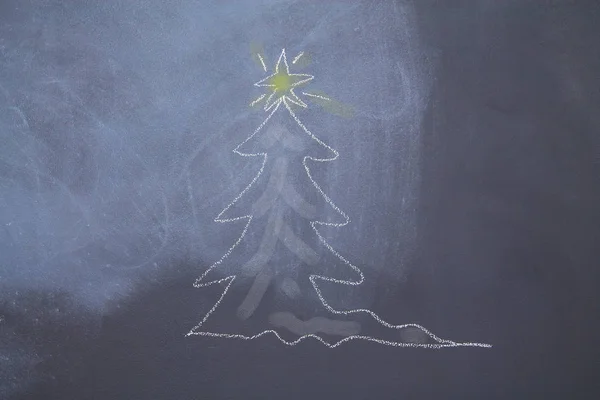 手描きのクリスマスツリーチョークスパイラル形式でBlackboard 年末年始グリーティングカードポスター バナーテンプレート — ストック写真