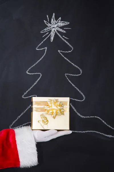 Weihnachtsmann Hält Geschenkbox Neujahrs Und Weihnachtsgrußkarte Der Hand — Stockfoto