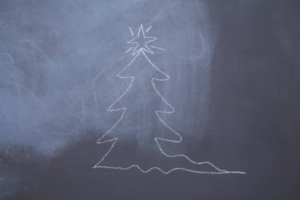 手描きのクリスマスツリーチョークスパイラル形式でBlackboard 年末年始グリーティングカードポスター バナーテンプレート — ストック写真