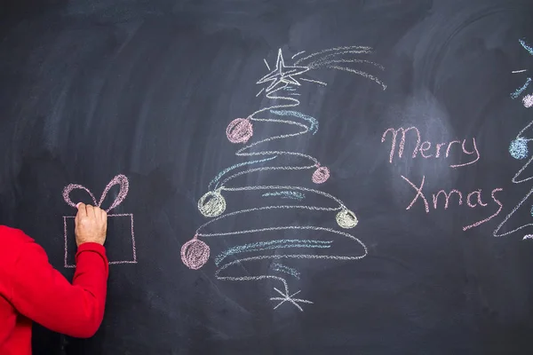 手描きのクリスマスツリーチョークスパイラル形式でBlackboard 年末年始グリーティングカードポスター バナーテンプレート — ストック写真