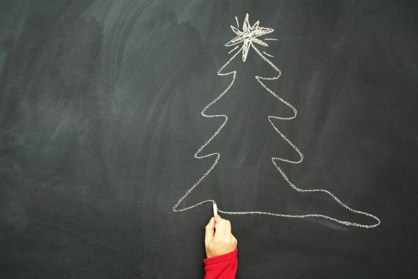 手描きのクリスマスツリーチョークスパイラル形式でBlackboard 年末年始グリーティングカードポスター バナーテンプレート — ストック写真