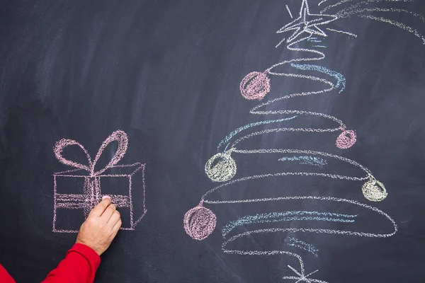 Handzeichnung Mit Kreide Auf Der Tafel Weihnachtsgeschenk Und Weihnachtsbaum Weihnachts — Stockfoto