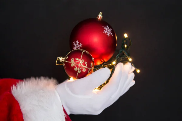 Hände Von Weihnachtsmännern Mit Lichtern Und Weihnachtskugeln Frohe Weihnachten Und — Stockfoto