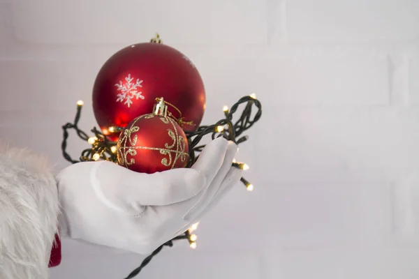 Handen Van Kerstman Met Verlichting Kerstballen Vrolijk Kerstfeest Nieuwjaar — Stockfoto