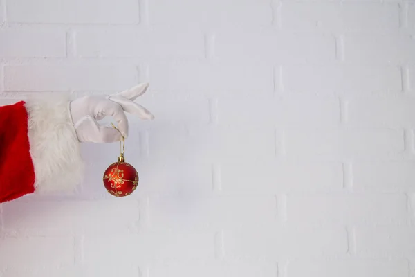 Papai Noel Mão Segurando Bola Natal Ano Novo Cartão Felicitações — Fotografia de Stock