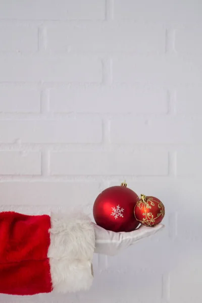 Kerstman Hand Die Kerstbal Vasthoudt Nieuwjaar Kerst Wenskaart — Stockfoto