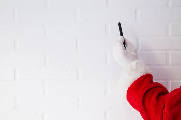 Papai Noel Com Caneta Parede Tijolo Branco Ano Novo Saudação — Fotografia de Stock