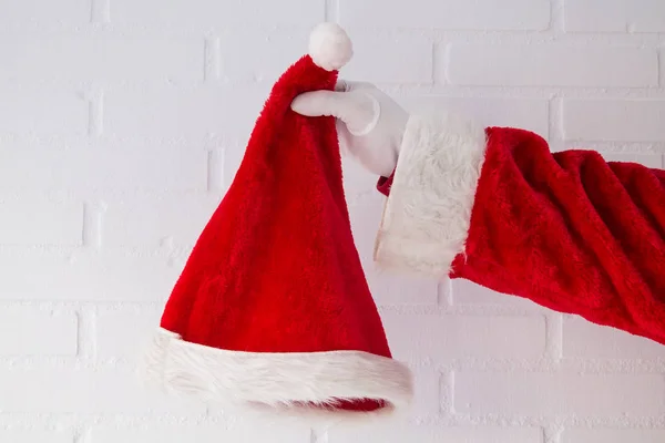 Papai Noel Mão Segurando Chapéu Fundo Tijolo Branco Cartão Natal — Fotografia de Stock