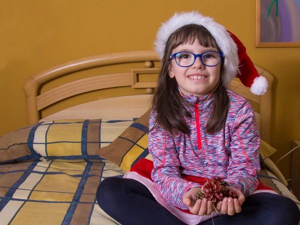 Navidad Vacaciones Concepto Infancia Chica Sonriente Casa Con Decoraciones Navidad —  Fotos de Stock