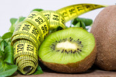 ovoce a zelenina s páskou opatření, koncept stravy a zdraví