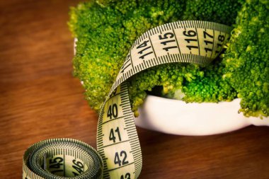 pişmiş yeşil brokoli ve metrik bant, diyet ve sağlık kavramı