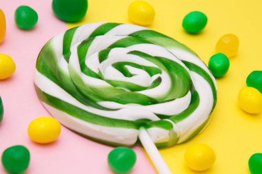 Renkli arkaplanda lolipoplar ve şekerler