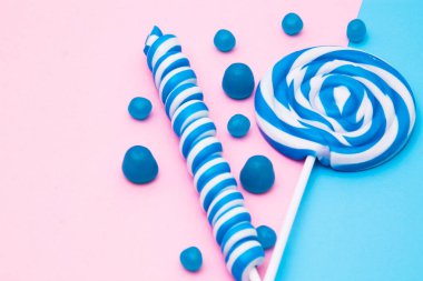 Renkli arkaplanda lolipoplar ve şekerler