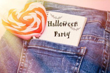 defter ile halloween metin ve kot pantolon cebinde lolipop