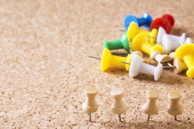 Mantar panosundaki renkli iğneler