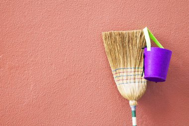 Cadının süpürgesi ve kazanı duvara yaslanıyor, cadılar bayramı konsepti