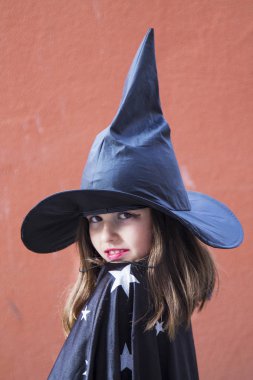 renkli arka plan ile cadı portre. Cadılar Bayramı partisi