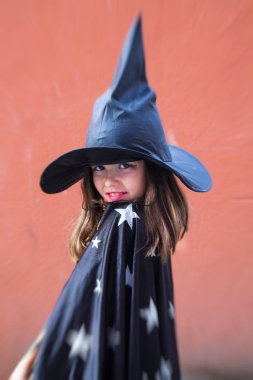 renkli arka plan ile cadı portre. Cadılar Bayramı partisi